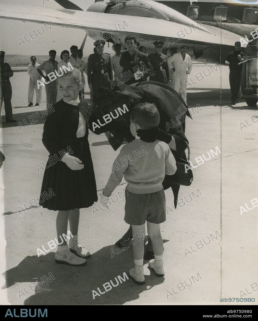 Madrid, 15/05/1957. Los restos del deportista español D. Alfonso Cabeza de Vaca, marqués de Portago llegan en avión a Madrid. La marquesa viuda de Portago, que vino en el mismo aparato, abrazo, al llegar, a sus hijos Andrea y Antonio, de seis y tres años de edad, respectivamente.