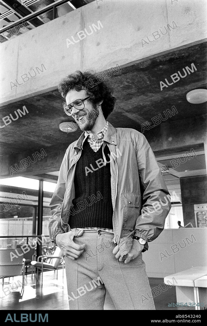 GÖTEBORG 1973-08.. Reportage inför ALBERT OCH HERBERT. Folklustspel i TV av Ray Galton och Alan Simpson i regi av Bo Hermansson.. Sänt första gången 1974-01-16.. Här ses Bo Hermansson, regissör.. Foto: Bertil S-son Åberg / RiR / SVT / Kod: 5600. Bild och reportage publ. i RiR 4/74 sid. 8-9.. RiR 20913 sv/v neg.