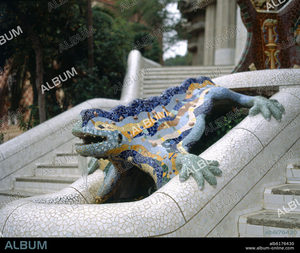 ANTONI GAUDÍ. LAGARTO O DRAGON CERAMICO MULTICOLOR - 1900/1914.