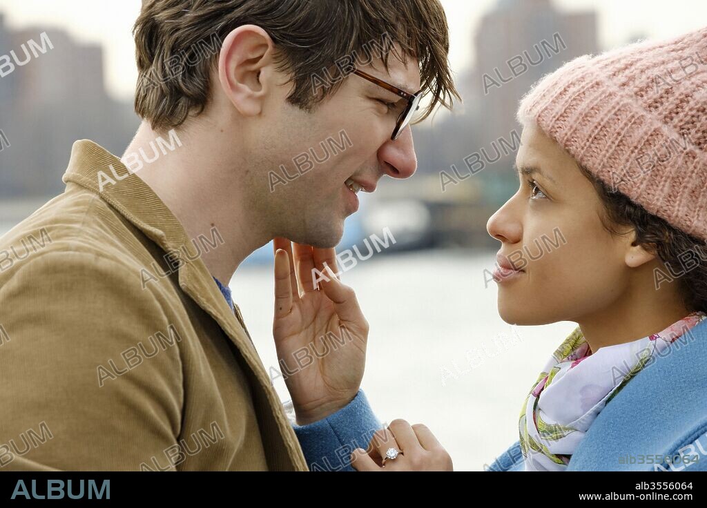 GUGU MBATHA-RAW y MICHIEL HUISMAN en Y NADIE MAS QUE TU, 2018 (IRREPLACEABLE YOU), dirigida por STEPHANIE LAING. Copyright Opposite Field Pictures/PYPO.