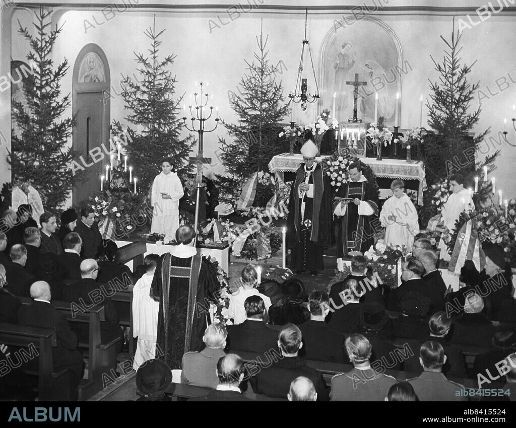 STOCKHOLM 19471230. Jordfästning av den italienske ministern Alberto Bellardi Ricci i Marie bebådelsekyrka. Vid kistan biskop Ansgar Nelson och till höger om honom pater Michael Borghers. Längst till vänster madame Ricci och hennes båda söner, till höger kronprins Gustaf Adolf, riksmarskalk Ekeberg och statsminister Tage Erlander. Mordet på den italienske ministern Alberto Bellardi Ricci begicks under juldagen 1947 på Oakhill på Djurgården där den italienska ambassaden är stationerad.. Foto: DN / SCANPIX / Kod: 192 . ** SVD OUT **.