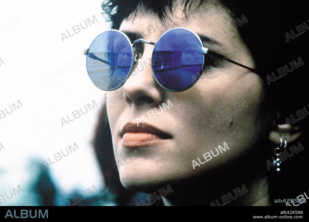 MARIE TRINTIGNANT dans PETITES MISERES, 2002, réalisé par LAURENT BRADENBOURGER et PHILIPPE BOON. Copyright ADR PRODUCTIONS/ARTEMIS PRODUCTIONS.