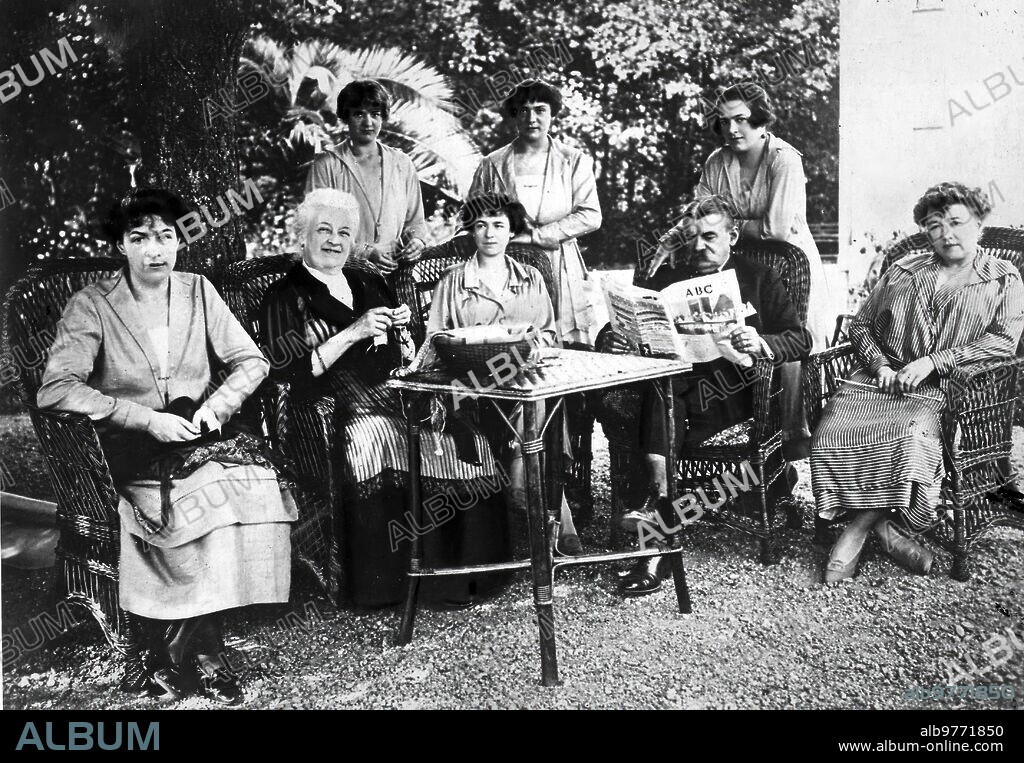 Septiembre 1918. Veraneo de Diplomáticos en Sebastian. El embajador de Alemania en Madrid, príncipe de Ratibor, con su Familia, en el jardín de la Villa Urdinsu.