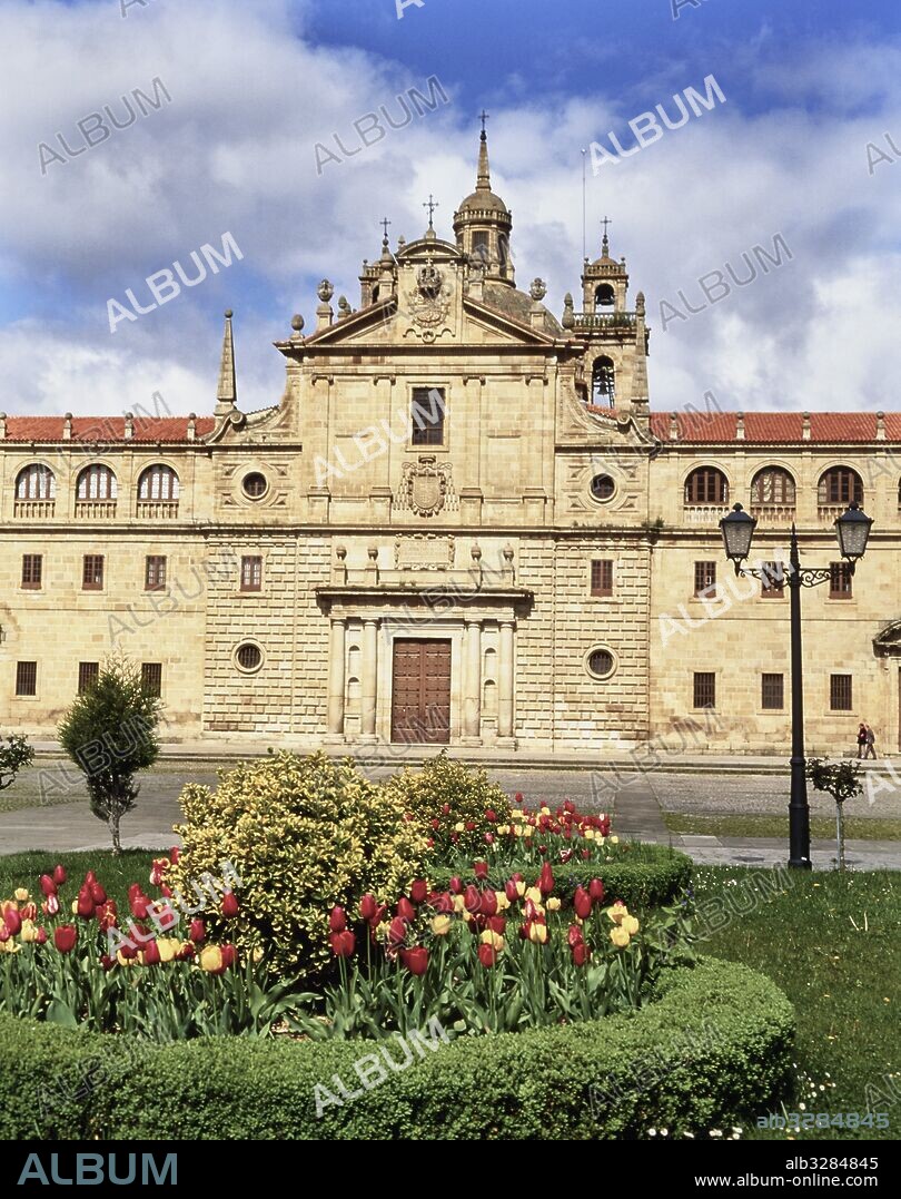 Conjunto de la Fachada de la Iglesia de Santa María la Antigua. Monforte de Lemos, Lugo.  Colegio del Cardenal. Siglo XVI.