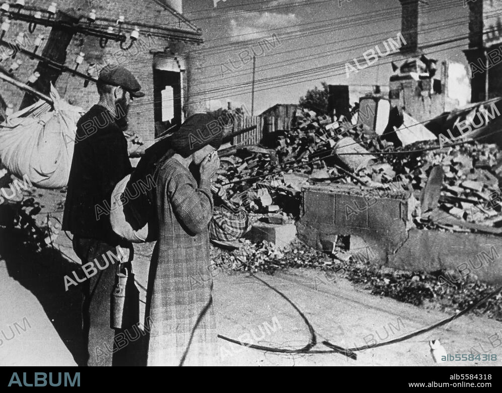 2. Weltkrieg / Rumänien. Heimkehrende Flüchtlinge in der von deutschen Truppen zerstörten Stadt Reschitza. Foto, Oktober 1944.