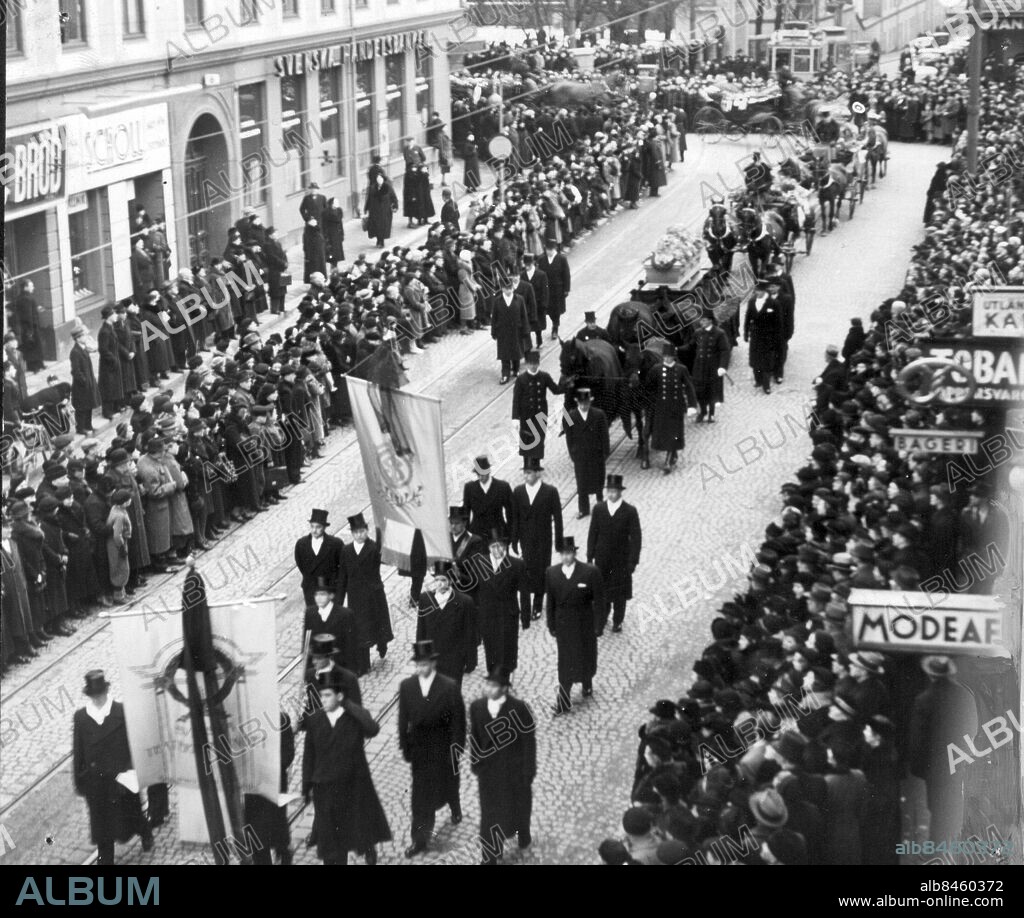 19380118 - Skådespelaren Gösta Ekmans begravning i januari 1938 blir en mäktig sorgehögtid. Över 100 000 människor kantar gatorna i Stockholm där sorgetåget drar fram. Ekman avled 47 år gammal, då hade han varit Sveriges ledande skådespelare i mer än tio år. Foto: TT Kod: 190/9909 . COPYRIGHT SCANPIX SWEDEN.