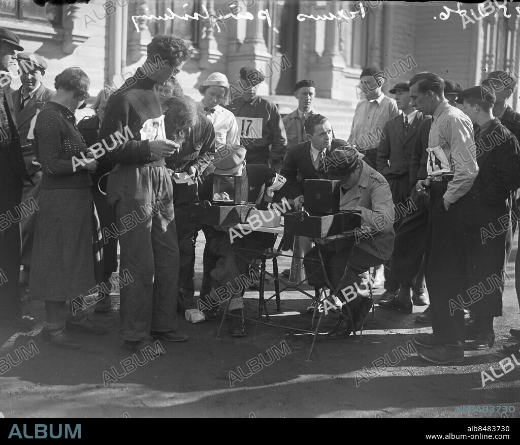 Lerum 1936-03-25 - Lerums poängjakt - troligen någon slags marsch - promenad - Deltagare anmäler sig hos funktionärer - *** Local Caption *** GT Blandlåda 1936-02. KAMERAREPORTAGE.