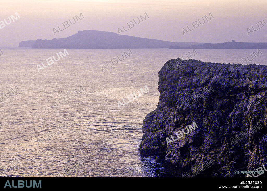 Acantilados de Cap de Cavalleria y Mola de fornells al fondo. Tramuntana. Menorca. Islas Baleares.España.