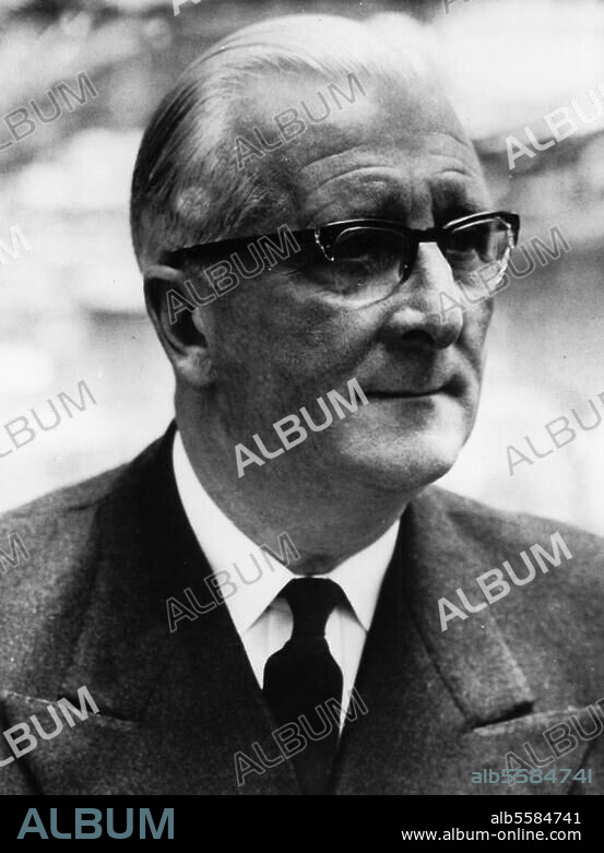 Lyons, Sir (seit 1956) William gründete 1922 in Blackpool die Swallow Sidecar Company, aus der sich die Autofirma Jaguar entwickelte; 9.9.1909 - 8.2.1985 in Wappenbury Hall. Porträtaufnahme, undat.