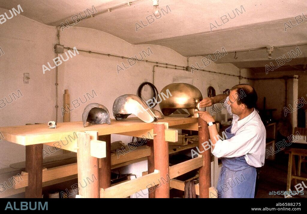 Pichler, Walter österr. Bildhauer, Architekt, Objektkünstler und Zeichner; 1.10.1936 Deutschnofen (Südtirol-16.7.2012.-Walter Pichler bei der Arbeit an dem Werk "Schädel" in seinem Atelier in St. Martin/Raab ( Südburgenland, Österreich).-Foto, August 1979.