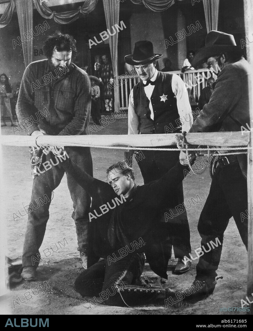 ESCENA DE LA PELICULA "EL ROSTRO IMPENETRABLE" - 1961 - MARLON BRANDON / KARL MALDEN - (EEUU) PARAMOUNT.
