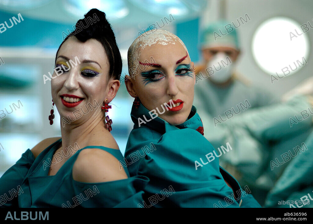 MONICA CERVERA and ROSSY DE PALMA in 20 CENTIMETROS, 2005, directed by RAMON SALAZAR. Copyright ALIGATOR PRODUCCIONES.