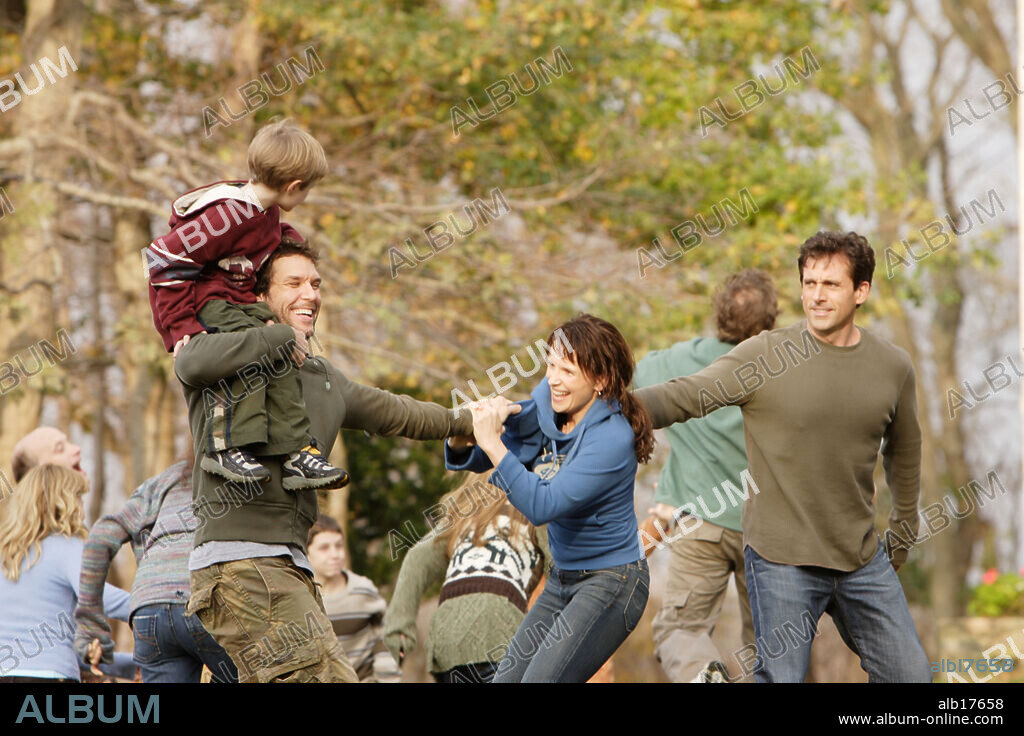 C. J. ADAMS, DANE COOK, JULIETTE BINOCHE and STEVE CARELL in DAN IN REAL LIFE, 2007, directed by PETER HEDGES. Copyright FOCUS FEATURES/TOUCHSTONE PICTURES / WALLACE, MERIE W.