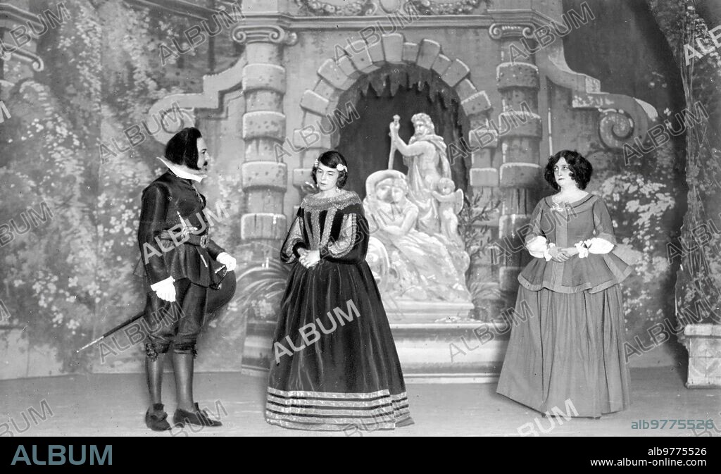 15 octubre 1917. En el teatro Eslava de Madrid
una escena de la Comedia, de Moreto, "la Adultera Penitente" Adaptada, en tres Actos y nueve Cuadros, por Gregorio Martínez Sierra y Estrenada ayer.