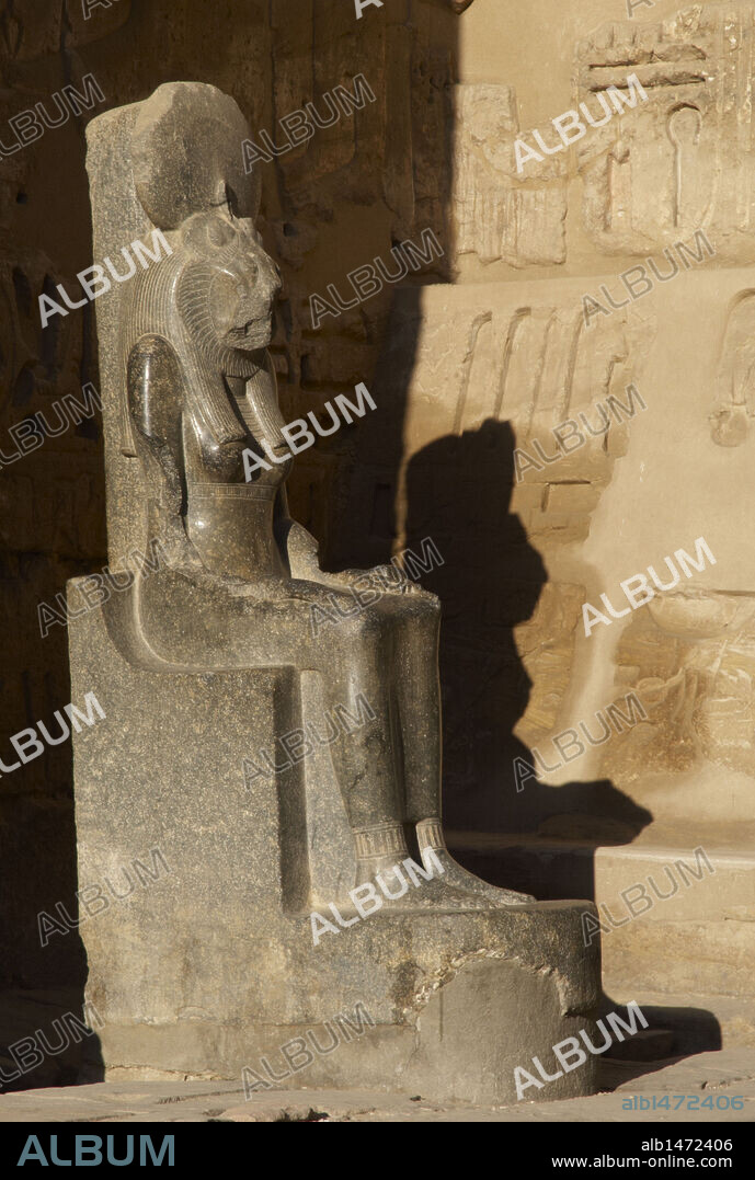 ARTE EGIPCIO. EGIPTO. "DIOSA SEKHMET o SEJMET". Diosa de la guerra, representada con cabeza de leona y cuerpo humano, y coronada con el disco solar. Escultura situada en el TEMPLO FUNERARIO DE RAMSES III (1187-1156 a. C.). IMPERIO NUEVO (1550-1069 a. C.). Medinet Habu. Egipto.