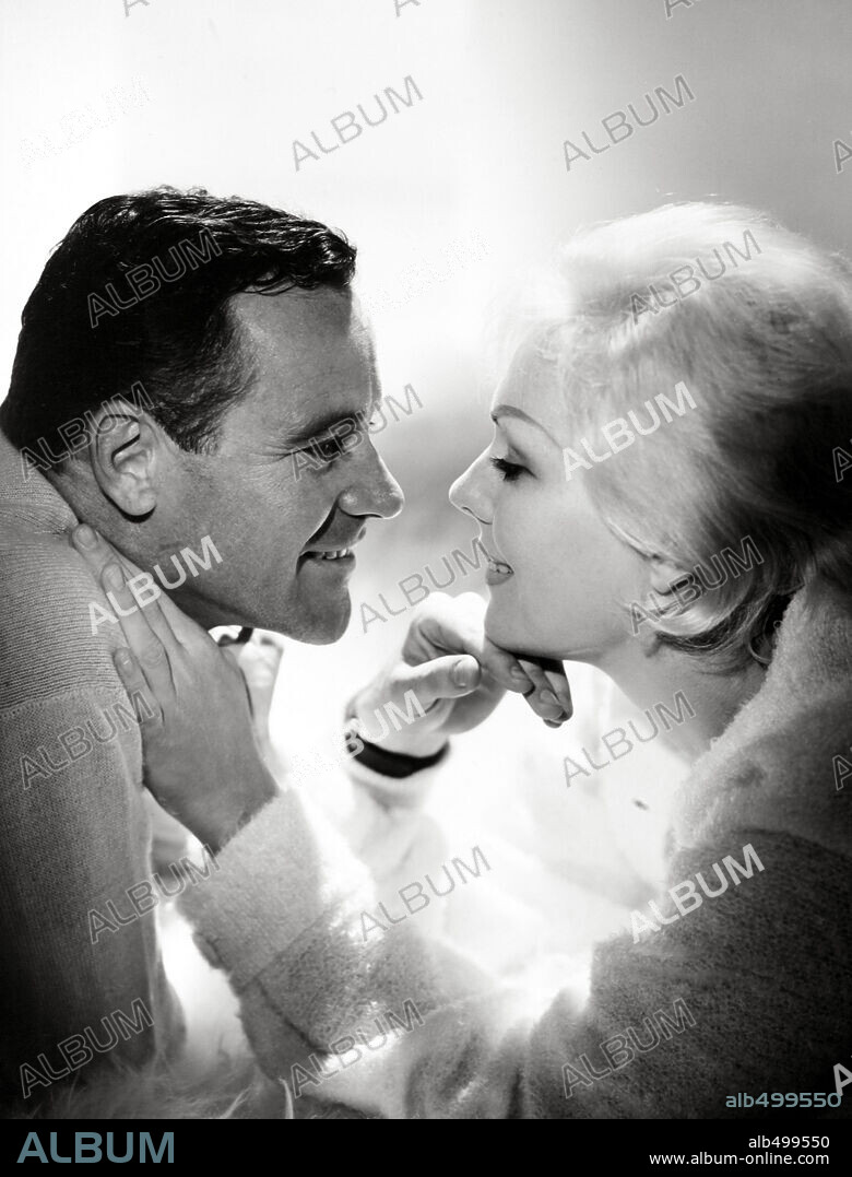 JACK LEMMON and KIM NOVAK in THE NOTORIOUS LANDLADY, 1962, directed by RICHARD QUINE. Copyright COLUMBIA PICTURES.