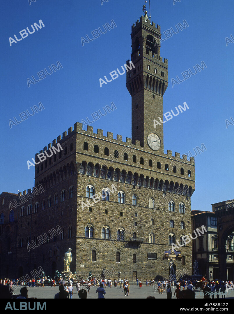 VISTA DE LA FACHADA DEL PALACIO VECCHIO EN LA PLAZA DE LA SIGNORIA, ACTUAL AYUNTAMIENTO.