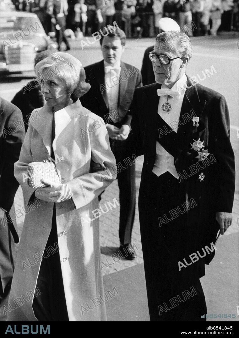 Stockholm 1976-06-18. Carl Johan och Kerstin Bernadotte anländer till kvällens soaré på Kungliga Operan i Stockholm dagen före kungaparets bröllop.. Foto: SvD / TT / kod 12014.