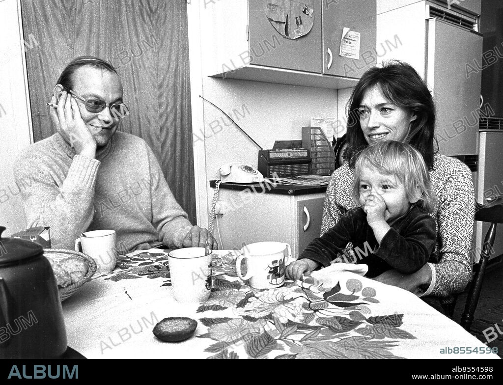 GÖTEBORG CA 1974-11-27. Skådespelaren sten Ljunggren och sambon Barbro Oborg sitter vid köksbordet i Göteborg som de har flyttat till med sina tre barn, för en månad sedan från Luleå.. Foto: Sören Karlson / EXP / TT / Kod: 28.