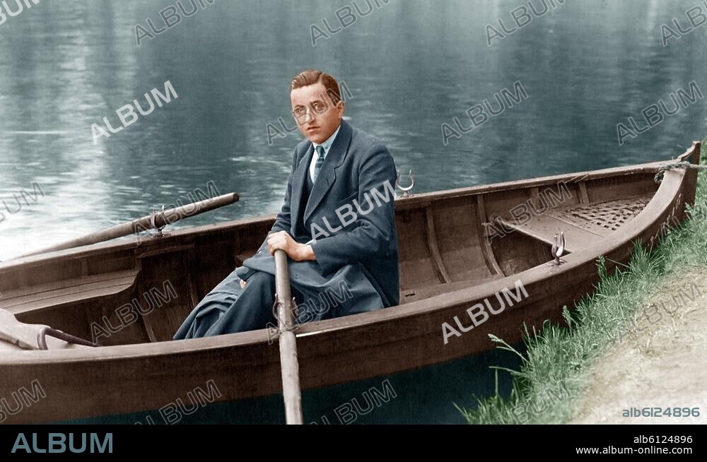 Schiffahrt: Ruderboot.-Mann in einem Ruderboot.-Foto, auf der Rückseite handschriftl. datiert August 1921; digital koloriert.