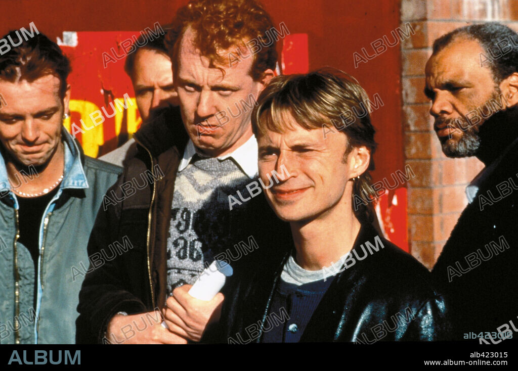 HUGO SPEER, PAUL BARBER, ROBERT CARLYLE and STEVE HUISON in FULL MONTY, 1997, directed by PETER CATTANEO. Copyright FOX SEARCHLIGHT PICTURES.
