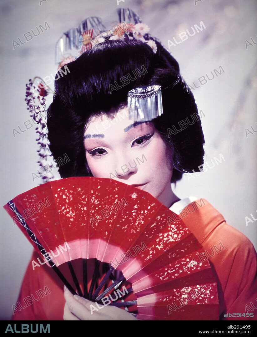SHIRLEY MACLAINE en MI DULCE GEISHA, 1962 (MY GEISHA), dirigida por JACK CARDIFF. Copyright PARAMOUNT PICTURES.