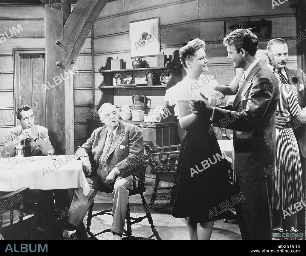 ALEXIS SMITH, CHARLES DRAKE, HUMPHREY BOGART y SYDNEY GREENSTREET en RETORNO AL ABISMO, 1945 (CONFLICT), dirigida por CURTIS BERNHARDT. Copyright WARNER BROTHERS.