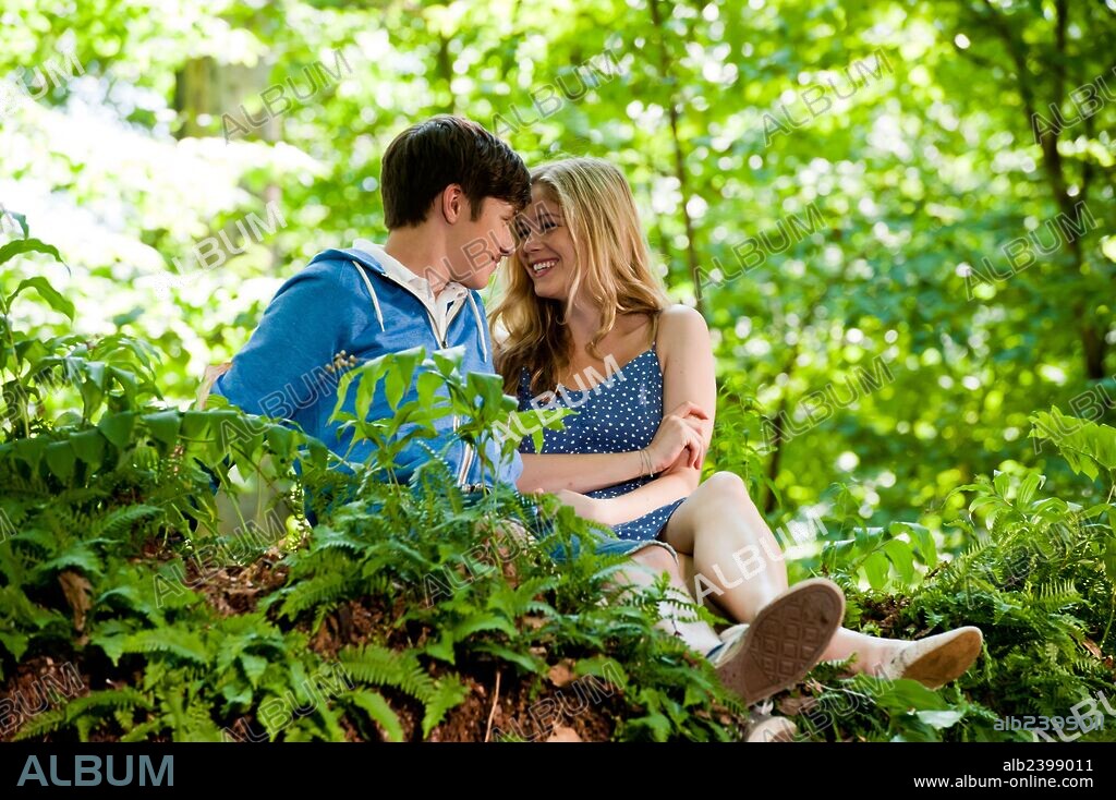 ERIN MORIARTY und NICK ROBINSON in THE KINGS OF SUMMER, 2014, unter der Regie von JORDAN VOGT-ROBERTS. Copyright BIG BEACH FILMS/LOW SPARK FILMS.