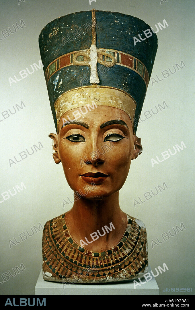 TUTMOSE O DYEHUTYMOSE (1330 A. C.). BUSTO DE LA REINA NEFERTITI. IMPERIO NUEVO XVIII DINASTIA HACIA 1340 A.C. CALIZA Y YESO ALTURA 48 CM.