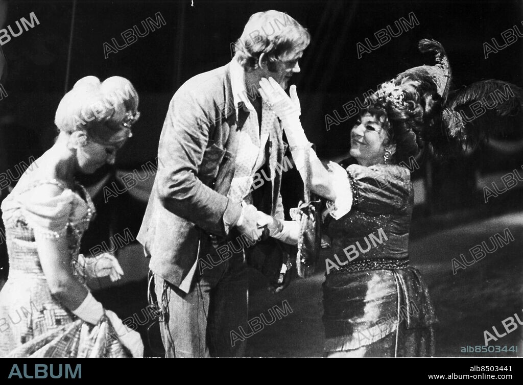 Göteborg september 1974. Märta Ternstedt tar Bo Svensson i hand under föreställningen av Annie get your gun i Scandinavium *** Local Caption *** GP Foto: Thore Leykauff. KAMERAREPORTAGE.