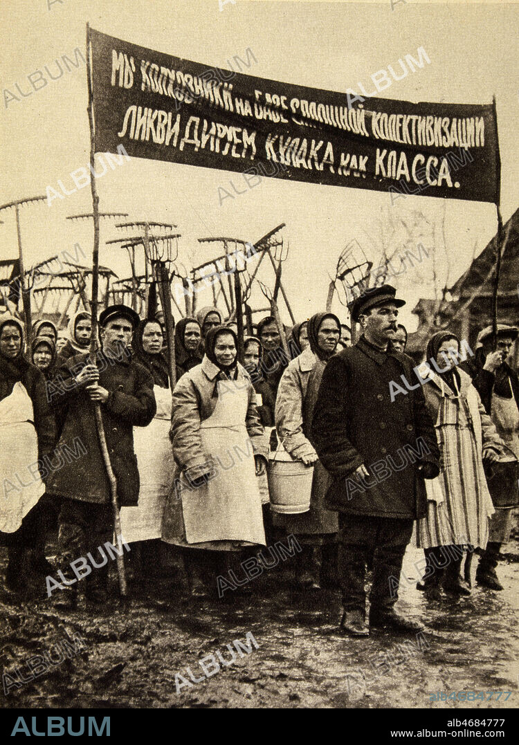 Defile de paysans sous une banderole 'Liquidons les koulaks en tant que classe', dans les annees 30 Staline intensifie la collectivisation des campagnes. Les koulaks (paysans aises) sont designes comme la classe sociale des opposants au regime sovietique. Illustration tiree de l'ouvrage de E. GLAESER et F.C. WEISKOPF 'La Russie au travail', publie vers 1935. Credit : Jean Vigne/KHARBINE-TAPABOR.