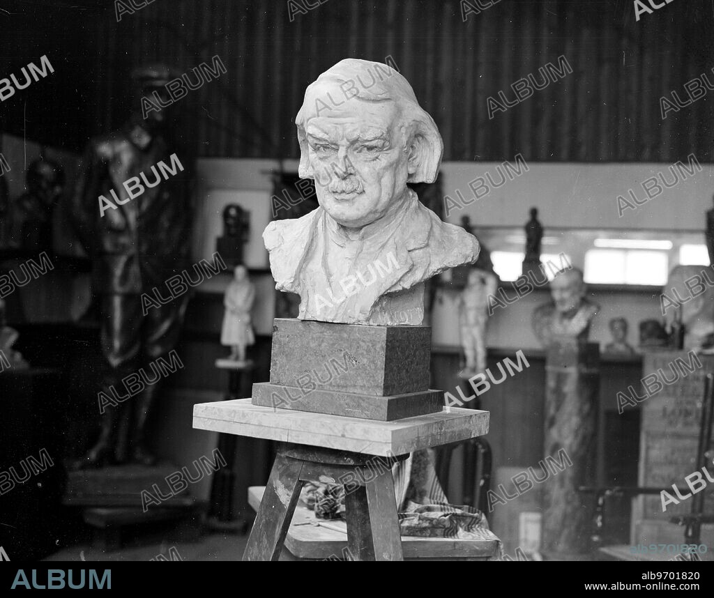 Mrs Hilton Young 's ( Lady Scott , widow of Captain Scott the antarctic explorer ) bust of Mr Lloyd George for the 1924 Royal Academy . 28 March 1924.