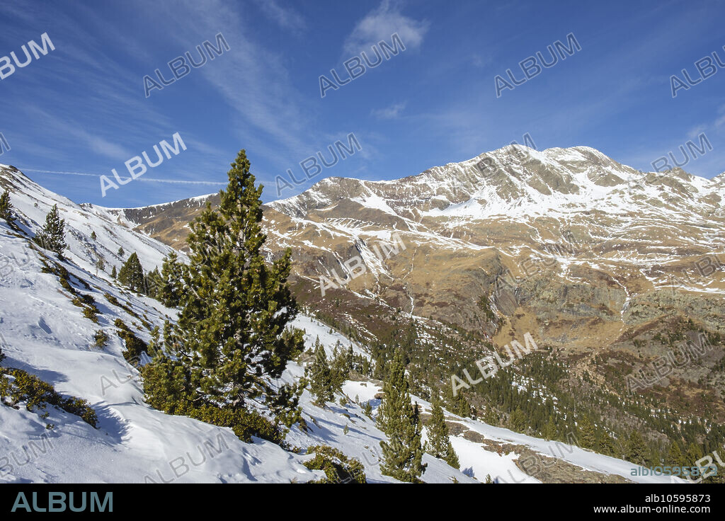 Picos de Culfreda (Pic de Batoua), 3034 m, ascenso al puerto de la Madera, Huesca, Aragón, cordillera de los Pirineos, Spain.