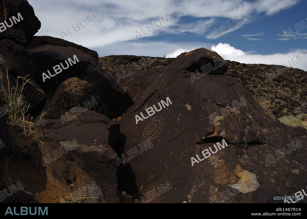 ARTE PREHISTORICO. ESTADOS UNIDOS. MONUMENTO NACIONAL DE PETROGLIFOS. Conjunto de petroglifos realizados por pueblos indios americanos y, algunos de ellos, por colonizadores. Cañón Boca Negra. Cercanías de Albuquerque. Estado de Nuevo México.