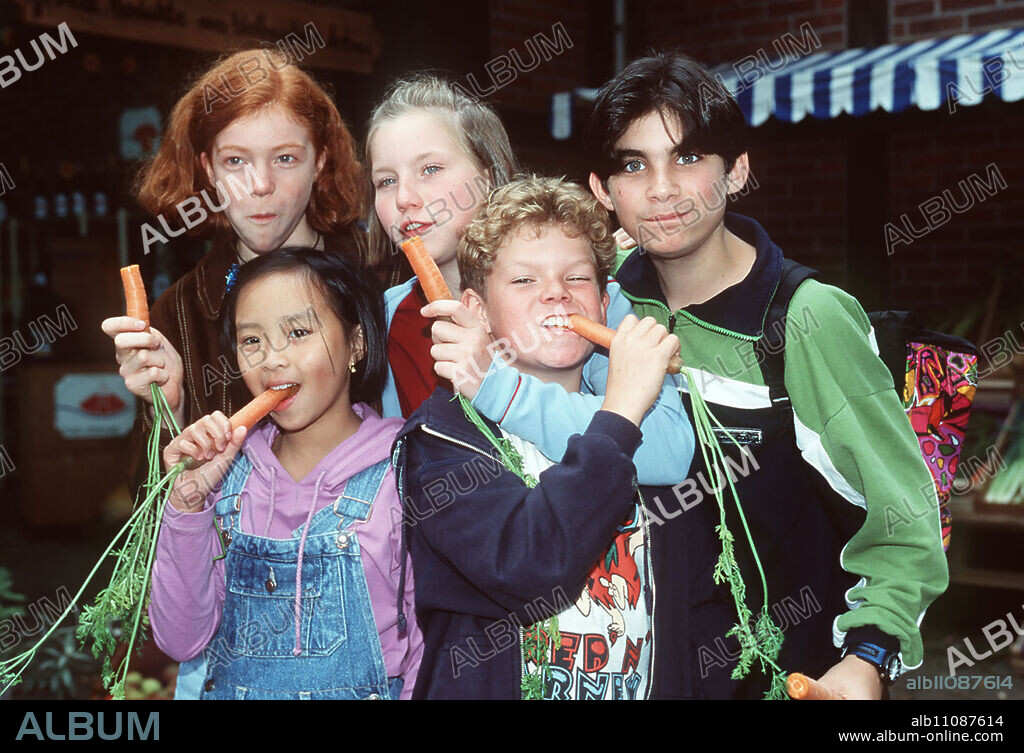 Since Kiki (THUY-ANH CAO, 2nd from left) has to wait to start school on doctor's recommendation, she has only one wish: to learn to read and write, even without school. Can the others help her? Hexe (MARLEEN LOHSE), Lisa (KATHARINA WÄSCHENBACH), Tobias (TIM KÜCHLER) and Timo (MARCO SOUMIKH, r) Director: Monika Zinnenberg aka. 9. A ship to the Far East / Headline: THE CHILDREN OF ALSTERTAL / Germany 1998.