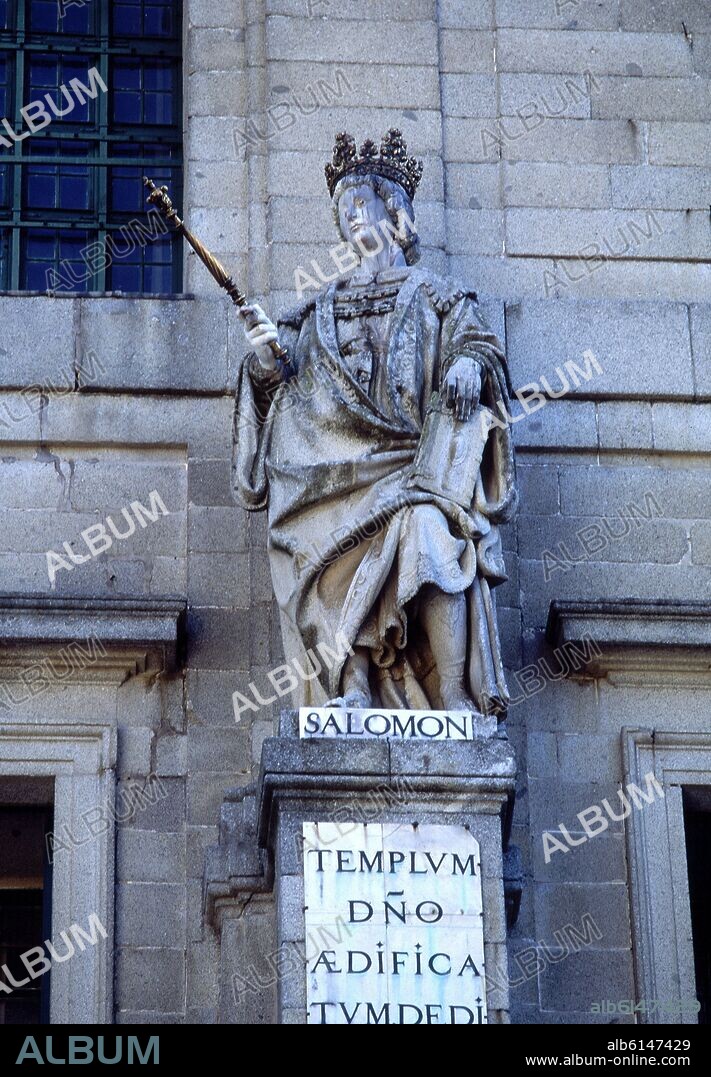 IGLESIA-EXTERIOR-ESTATUA DEL REY SALOMON EN LA FACHADA.