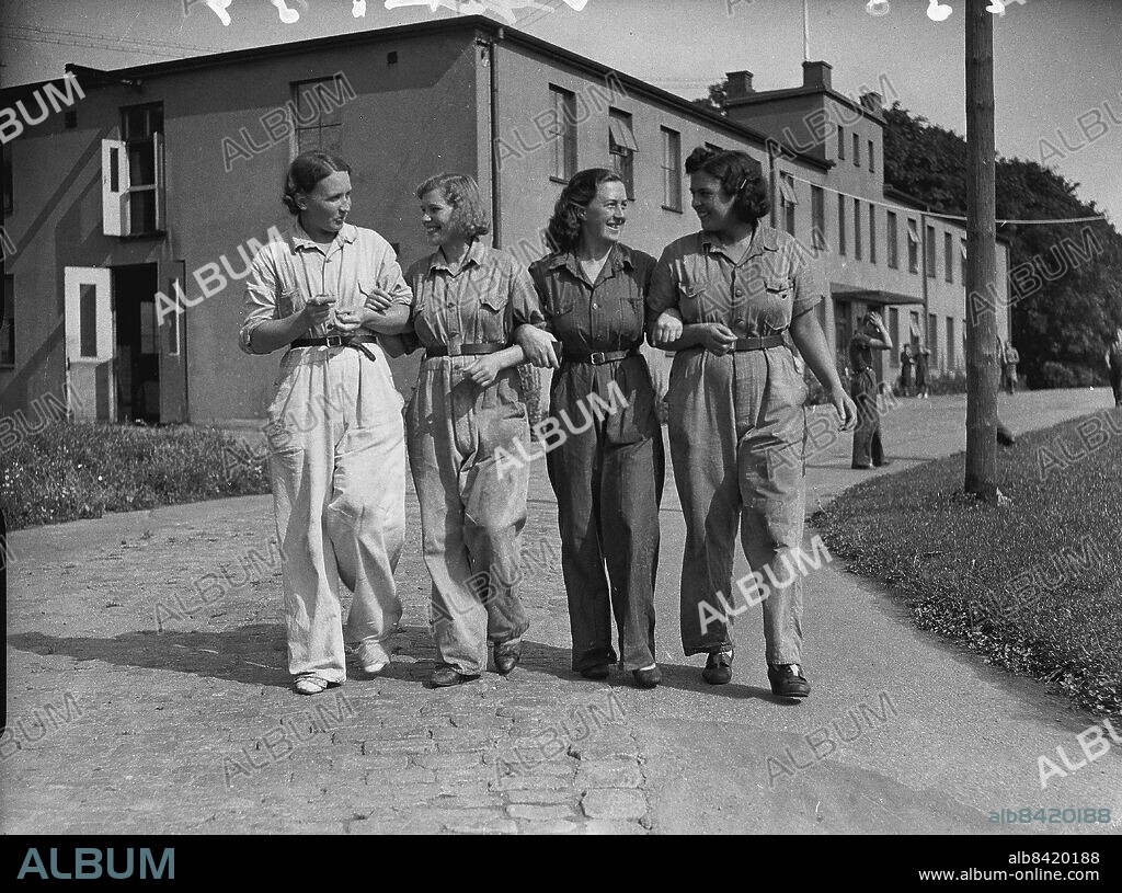 Göteborg 1940 - tal. Andra Världskriget. Mobilisering.. Kvinnor i miltärkläder. *** Local Caption *** GP. KAMERAREPORTAGE.
