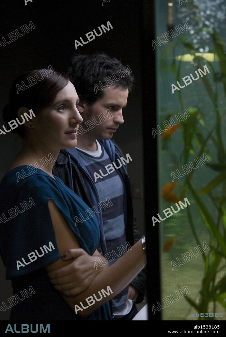 BLANCA LEWIN y SANTIAGO CABRERA en LA VIDA DE LOS PECES, 2010, dirigida por MATIAS BIZE. Copyright CENECA PRODUCCIONES.