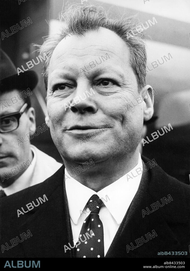 Orig.bildtext... WILLY BRANDT HERE Herr Willy Brandt, the West German Foreign Minister, pictured on his arrival at Nortnolt Raf station today for the start of his two-day talks with British Government Ministers. Anm. CD83 Skrattgropar Utrikesminister persons: Willy Brandt sites: STORBRITANNIEN ;TYSKLAND*.