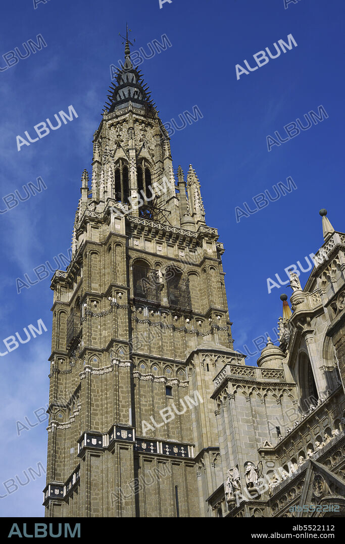España. Castilla-La Mancha. Toledo. Catedral de Santa María. Vista de la torre campanario. Construida y diseñada en estilo gótico por el arquitecto Alvar Martínez (activo entre 1418 y 1440). El cuerpo superior, de planta octogonal, fue culminado por Hanequin de Bruselas a partir de 1438.