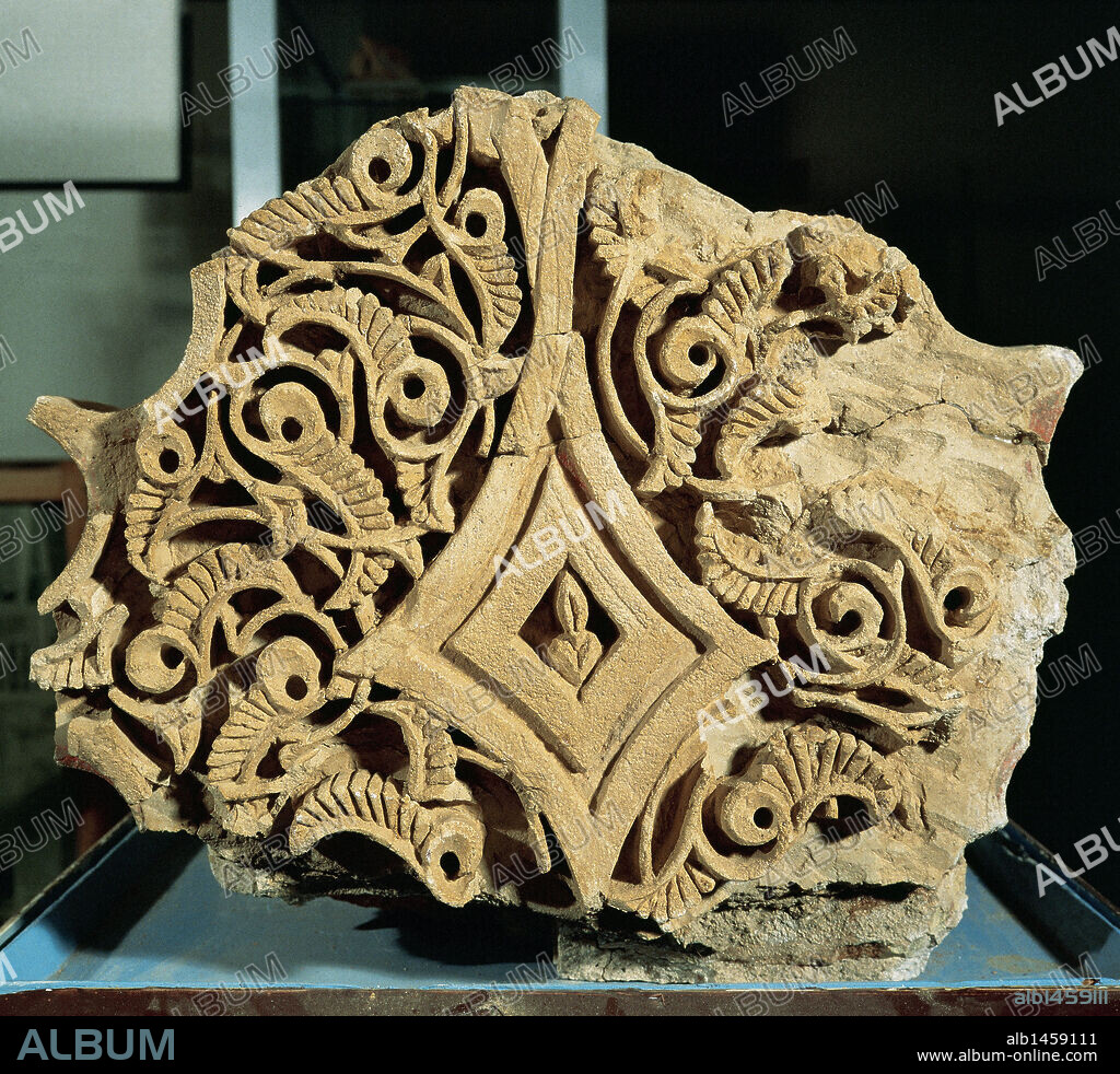 ARTE ISLAMICO. ESPAÑA S. XI. ARCO POLIBULADO, fragmento de la decoración de la fortaleza que Yusuf-Al-Muzaffares (1045-1082), convirtió en un palacio decorado con yeserias, la Suda de los taifas y en donde residía el gobernador árabe. Construida en un alto, cerca de la ciudad de Balaguer. Museo Comarcal de La Noguera. Balaguer. Provincia de Lleida. Cataluña. Museo Comarcal de la Noguera. Balaguer. Provincia de Lleida. España.