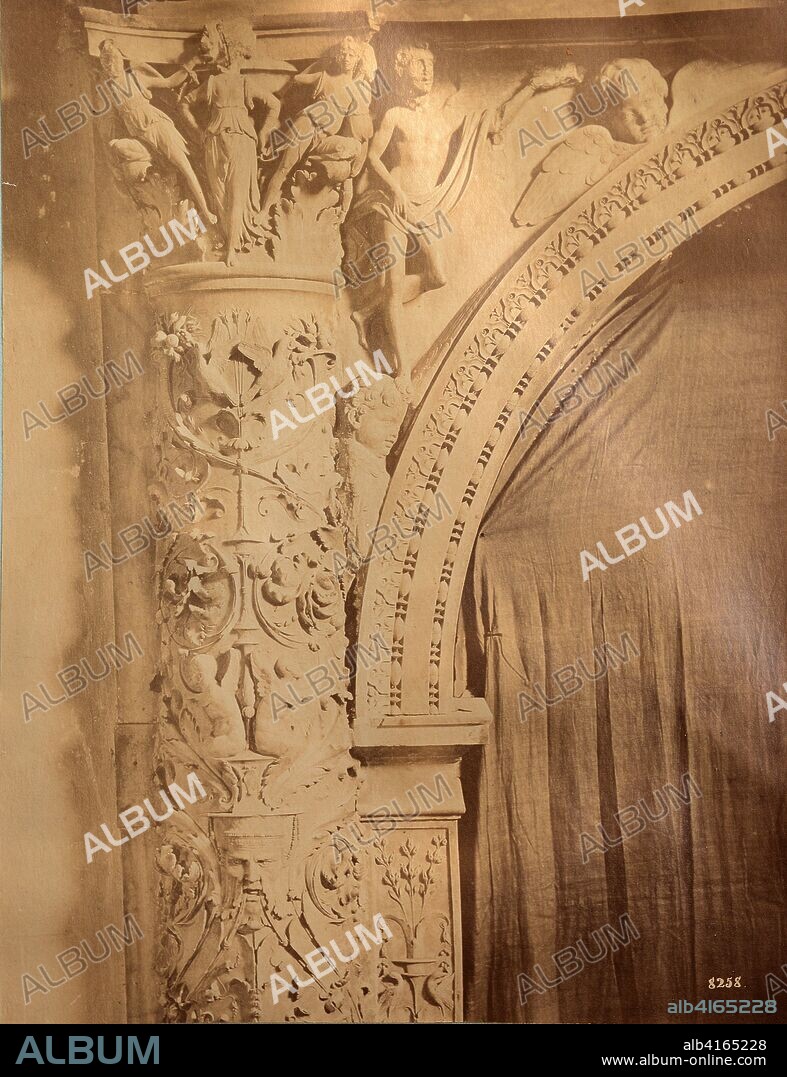 Columna adosada y arco de medio punto con decoración floral y figurativa clásicas.