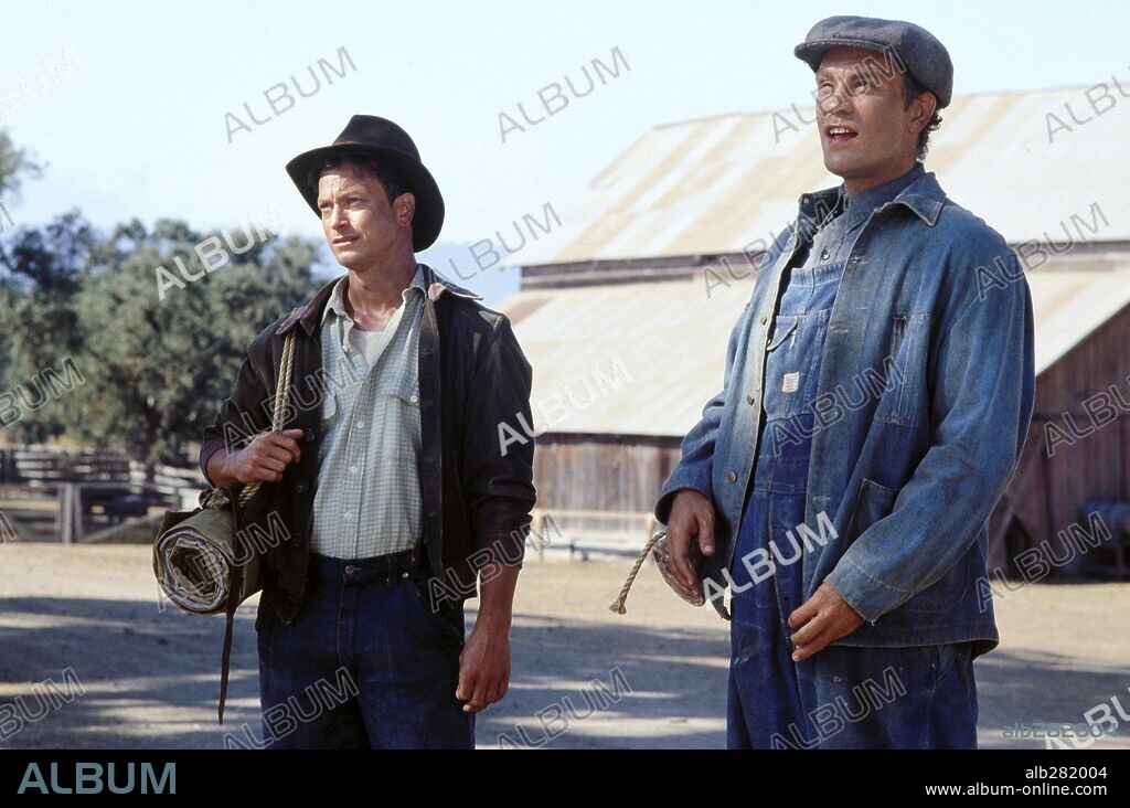 GARY SINISE and JOHN MALKOVICH in OF MICE AND MEN, 1992, directed by GARY SINISE. Copyright M.G.M.