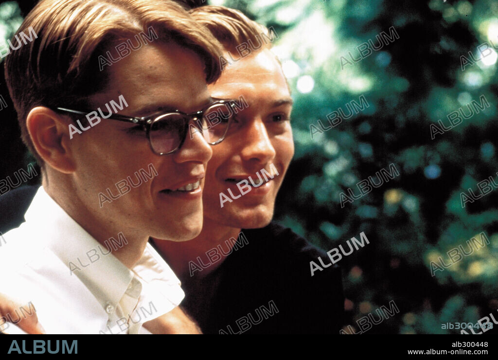JUDE LAW and MATT DAMON in THE TALENTED MR. RIPLEY, 1999, directed by ANTHONY MINGHELLA. Copyright PARAMOUNT PICTURES.