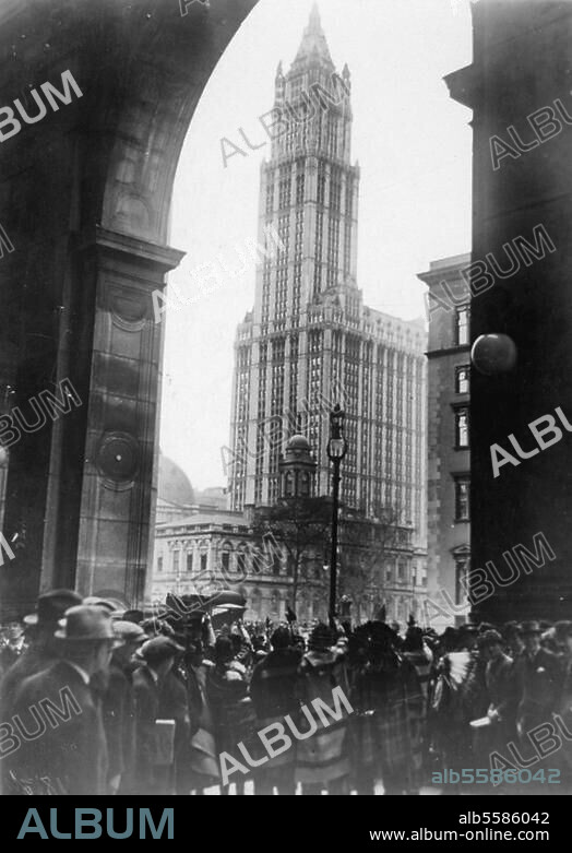 New York (USA), Woolworth Building, Manhattan-Süd. (1905 erbaut von Cass Gilbert). Besuchergruppe aus einem Indianer-Reservat vor dem Woolworth Building. Foto, um 1925 (Max Gerlach).