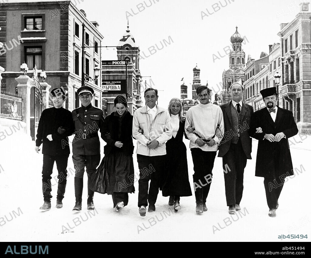 ALEC GUINNESS, DAVID LEAN, GERALDINE CHAPLIN, JULIE CHRISTIE, OMAR SHARIF and ROD STEIGER in DOCTOR ZHIVAGO, 1965, directed by DAVID LEAN. Copyright CARLO PONTI/MGM.
