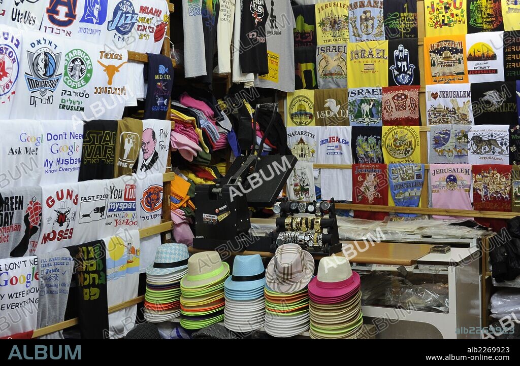 ISRAEL. JERUSALEN. Tiendas en el bazar del barrio musulmán. Ciudad Antigua. Interior de una de ellas.