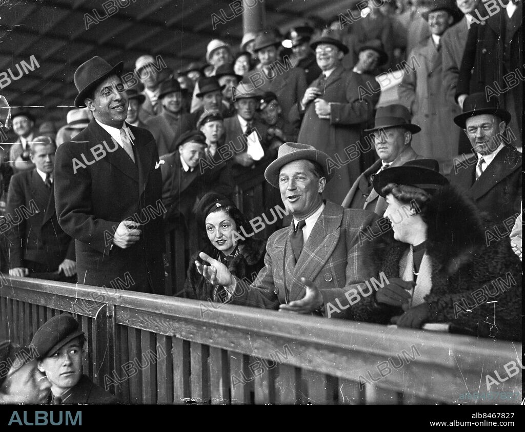Göteborg 8 maj 1938. Publik på Ullevi. Franske sångaren Maurice Chevalier med damer. Sångerskan Nita Raya till vänster.. *** Local Caption *** Låda TC02. THURE CHRISTIANSSON.