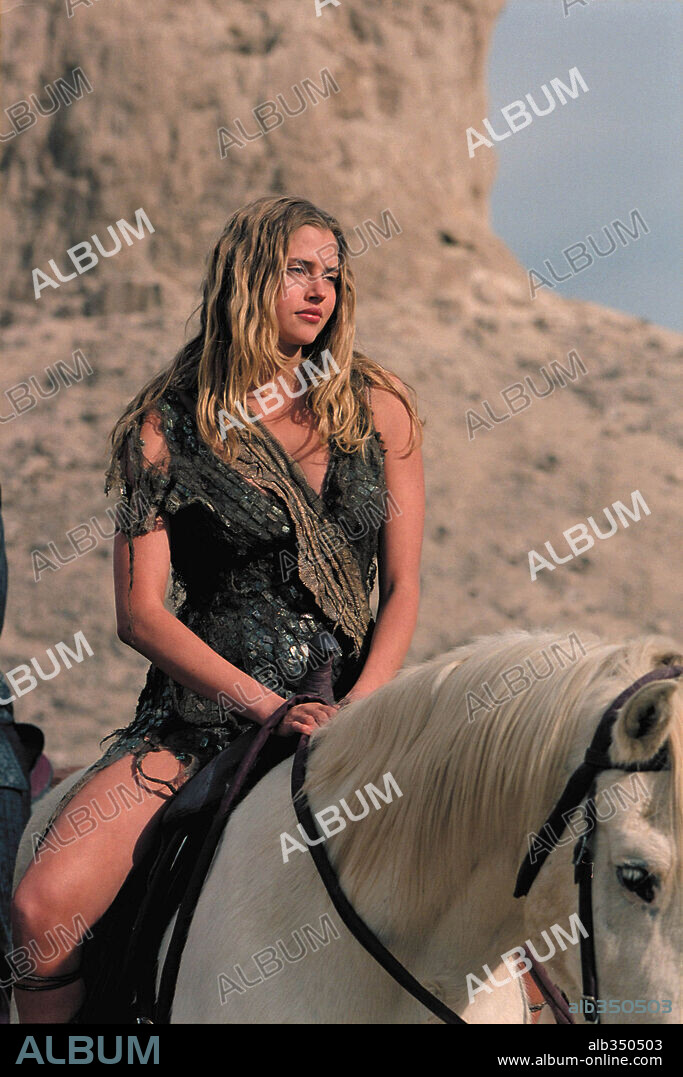 ESTELLA WARREN en EL PLANETA DE LOS SIMIOS, 2001 (PLANET OF THE APES), dirigida por TIM BURTON. Copyright 20TH CENTURY FOX.