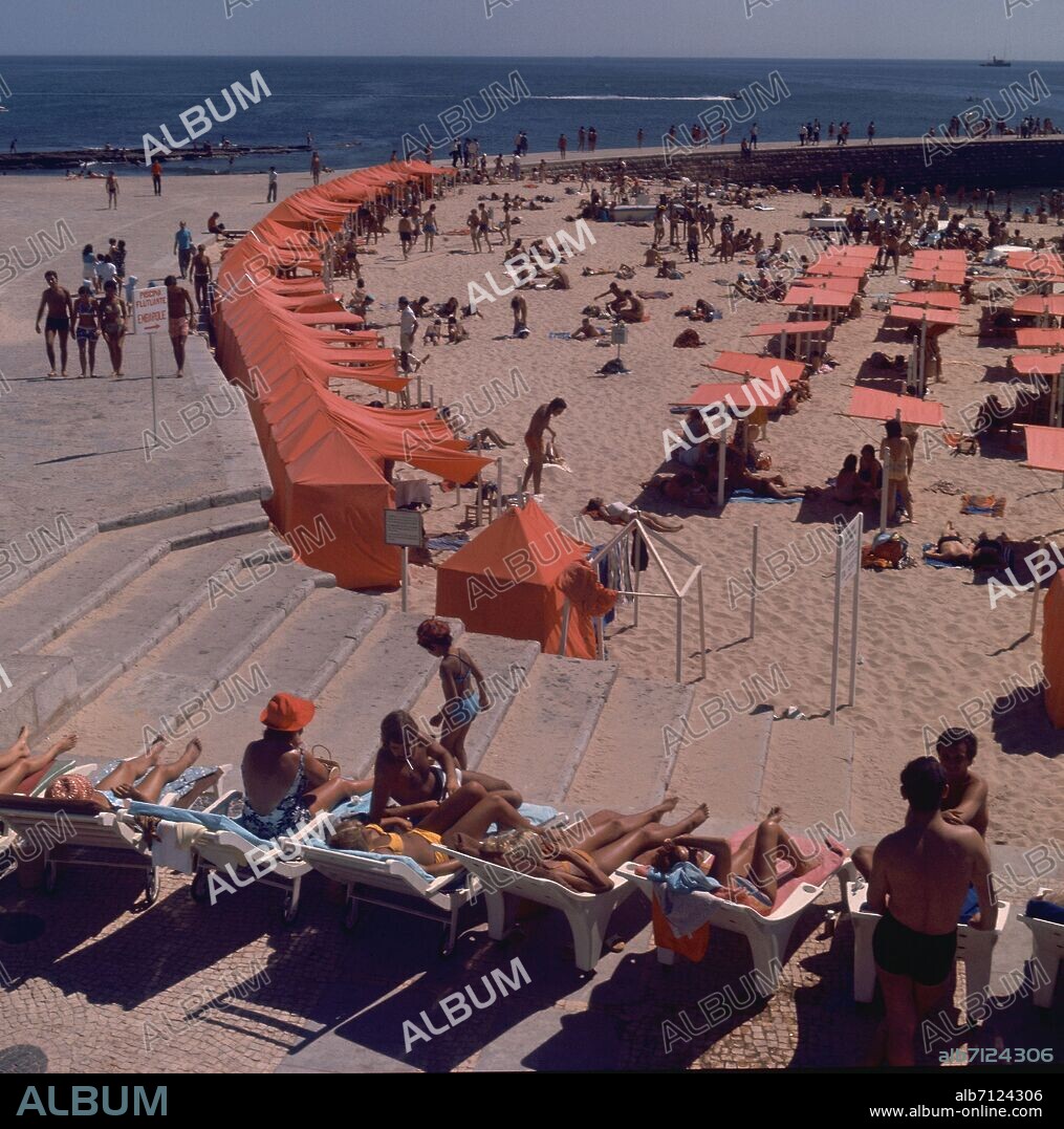 CASETAS DE LONA Y TUMBONAS EN LA PLAYA DE TAMARIZ ESTORIL AÑOS 60 SIGLO XX.